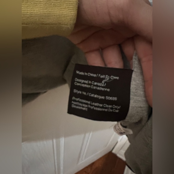 Mint condition leather jacket with a hoodie like inside - Picture 5 of 12